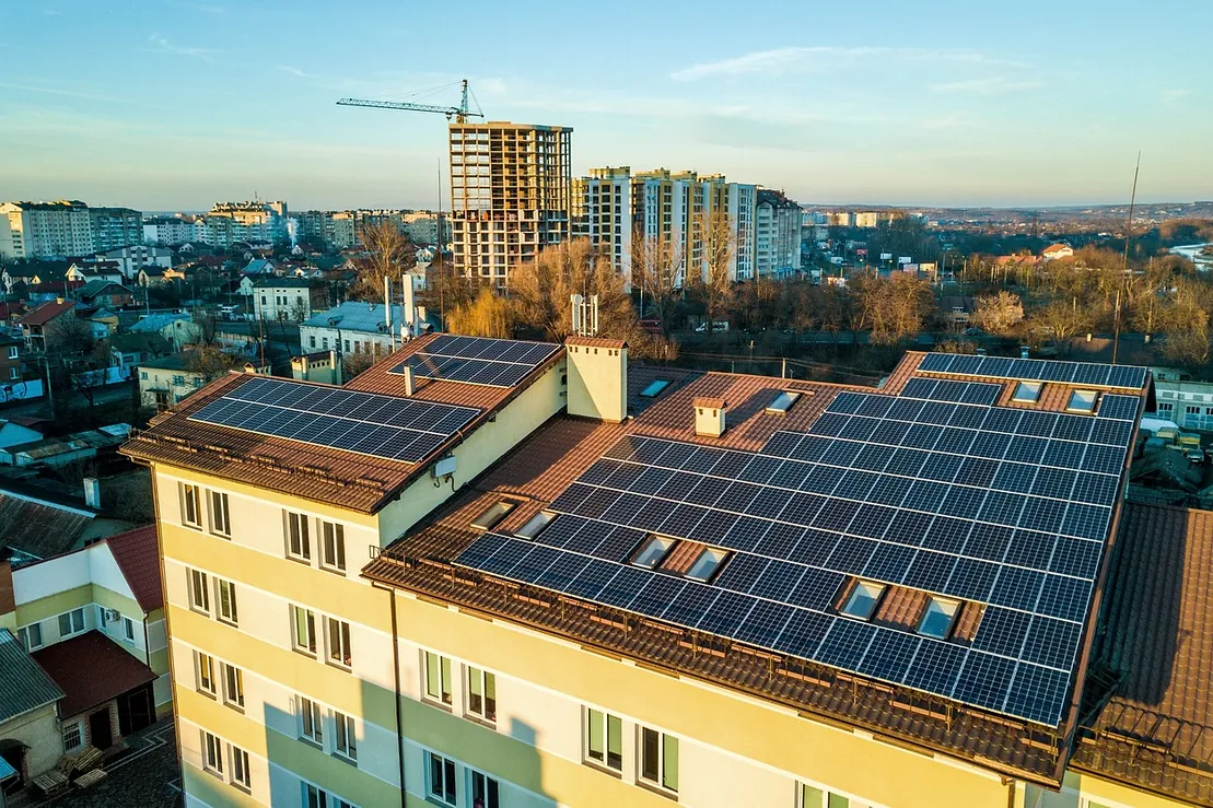 placas solares en tejado de edificio ciudad